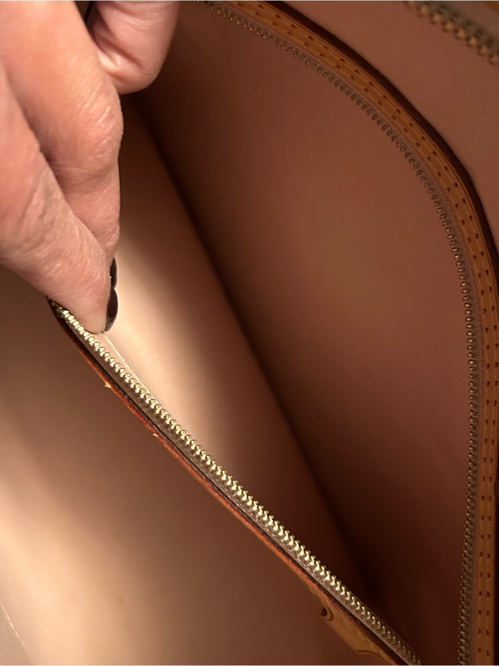 Louis Vuitton Deep Black Brea MM Vernis - Picture 11 of 13